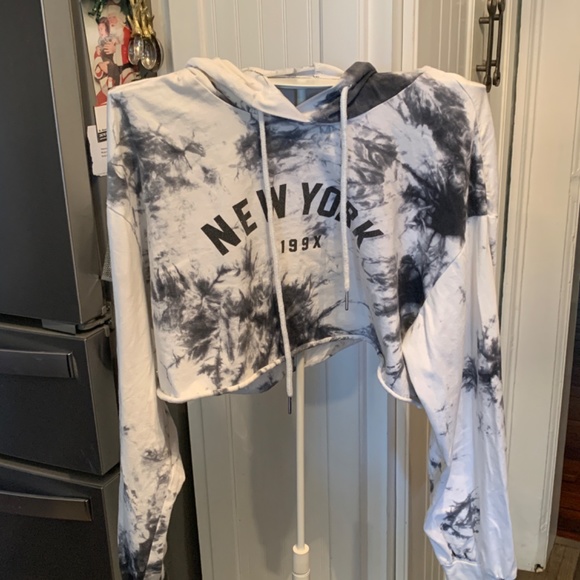 Shein New York crop sweatshirt . Worn a few times - Picture 6 of 9